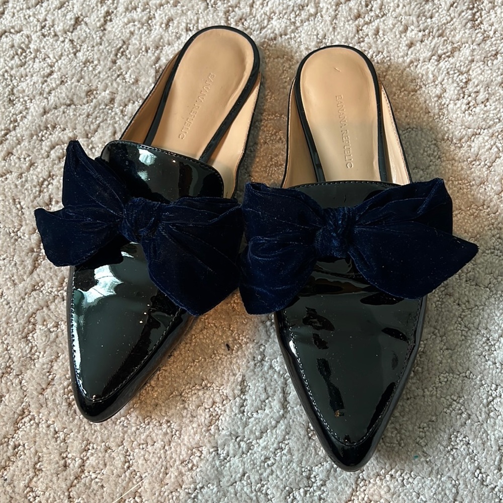 Banana Republic black with navy blue Bow Mules